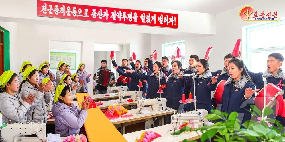 (평양 노동신문=뉴스1) = 북한 노동당 기관지 노동신문은 28일 함경북도 예술선전대가 선전선동에 활력을 불어넣고 있다고 보도했다. [국내에서만 사용가능. 재배포 금지. DB 금지 …