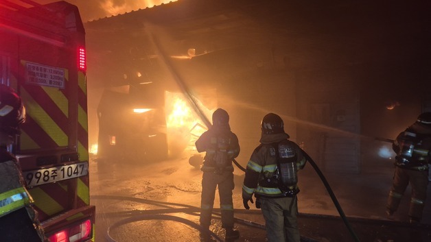 진주 버섯재배 비닐하우스 화재 완진…한때 대응 2단계(종합)