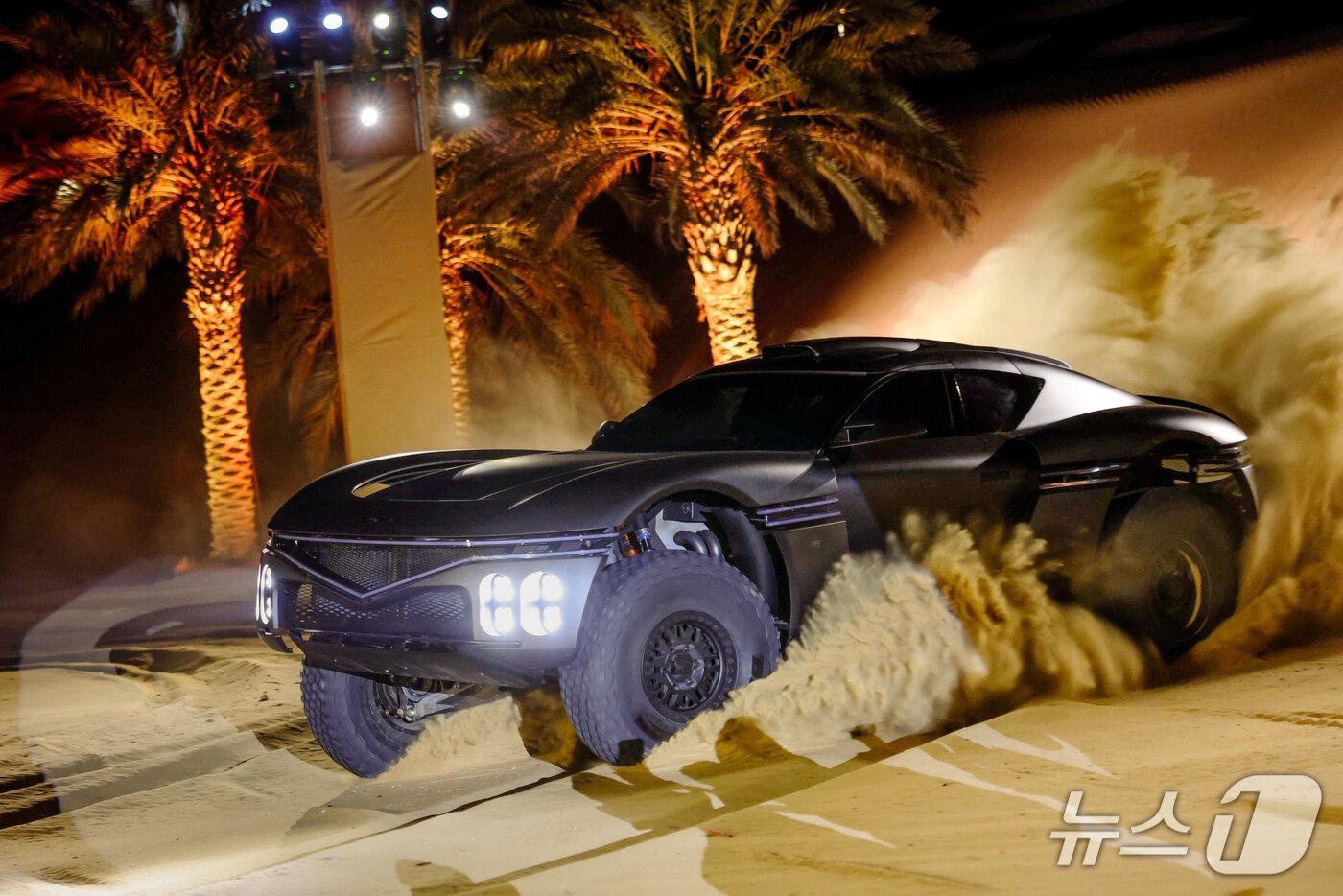 본문 이미지 - 엑스 스콜피오 콘셉트가 아랍에미리트 룹알할리 사막에서 주행 시연을 하는 모습.(제네시스 제공) 