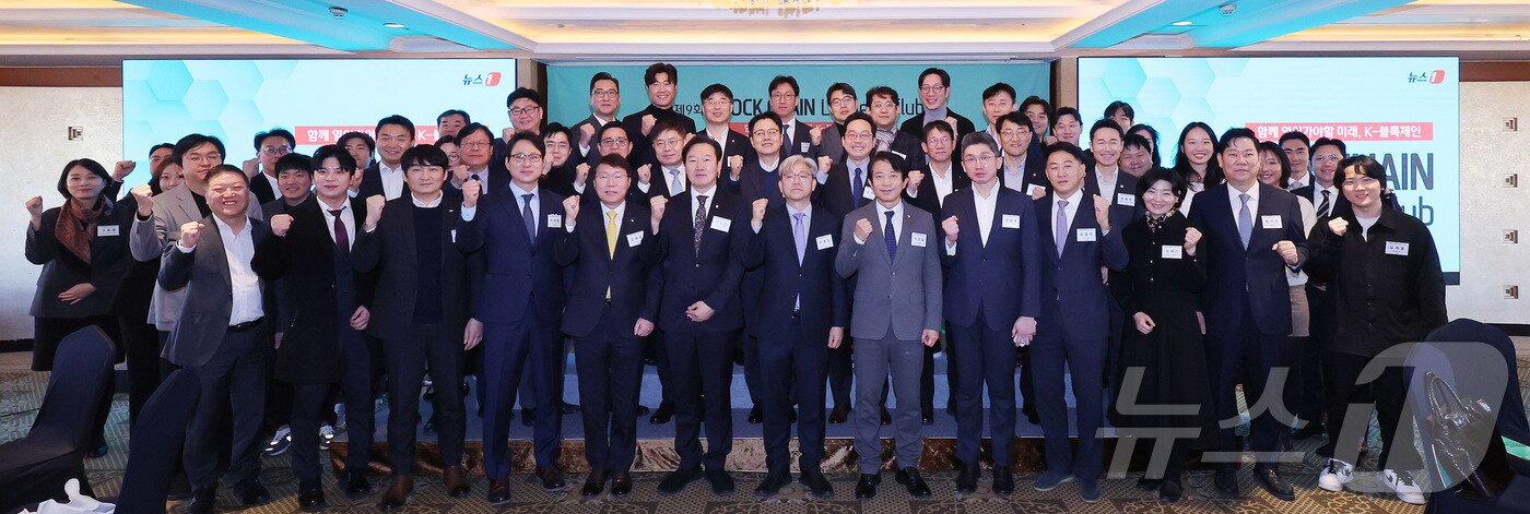 본문 이미지 - 이영섭 뉴스1 대표이사가 28일 오전 서울 중구 롯데호텔에서 열린 제9회 뉴스1 블록체인 리더스클럽에서 이강일 더불어민주당 의원, 박수민 국민의힘 의원을 비롯한 참석자들과 함께 기념 촬영을 하고 있다. ⓒ News1 박지혜 기자