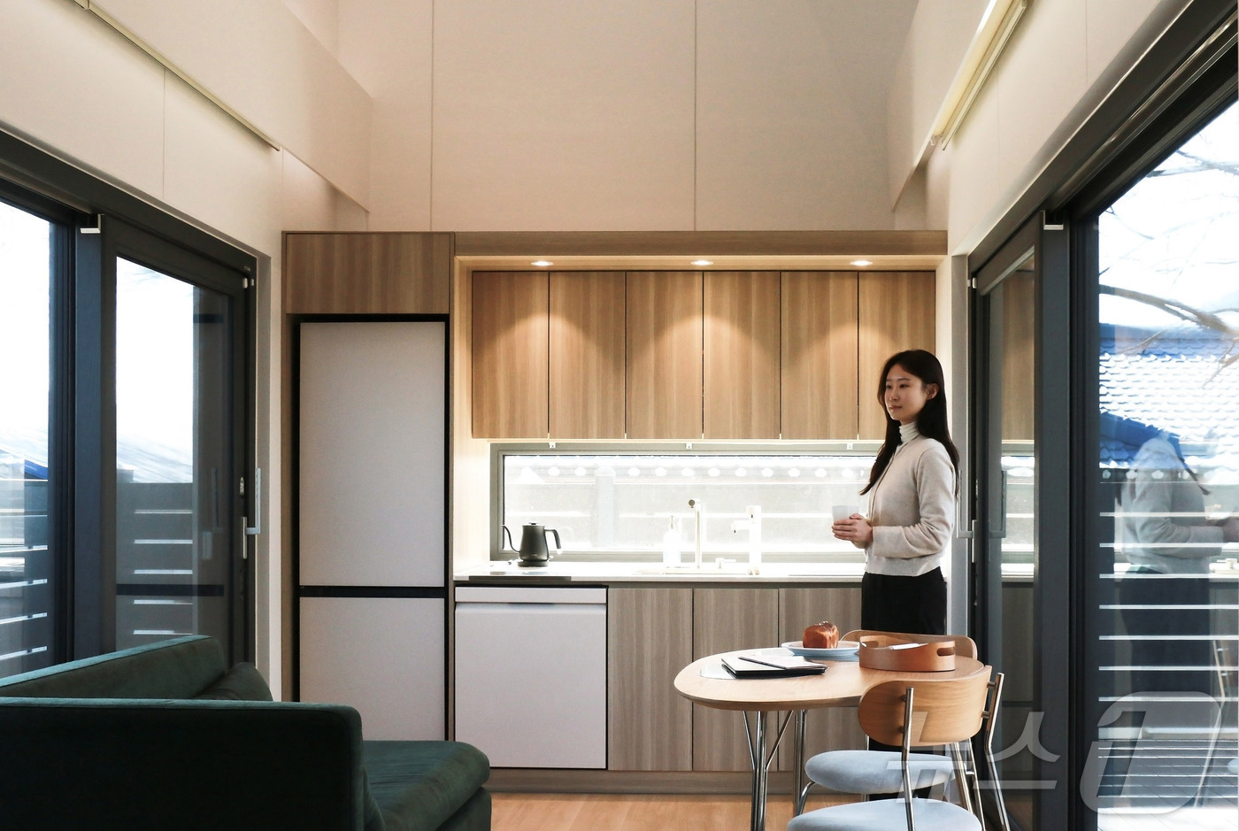 (서울=뉴스1) = LG전자가 레저 및 관광 사업을 계획하고 있는 B2B 고객을 위해 전북 김제시 죽산면에 LG 스마트코티지를 상시 체험할 수 있는 공간 '죽산모락'을 열었다고 2 …