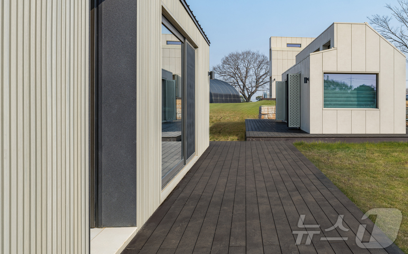 (서울=뉴스1) = LG전자가 레저 및 관광 사업을 계획하고 있는 B2B 고객을 위해 전북 김제시 죽산면에 LG 스마트코티지를 상시 체험할 수 있는 공간 '죽산모락'을 열었다고 2 …