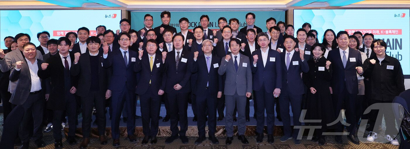 본문 이미지 - 이영섭 뉴스1 대표이사가 28일 오전 서울 중구 롯데호텔에서 열린 제9회 뉴스1 블록체인 리더스클럽에서 이강일 더불어민주당 의원, 박수민 국민의힘 의원을 비롯한 참석자들과 함께 기념 촬영을 하고 있다. 앞줄 왼쪽 두번째부터 데릭 한 미스틴랩스 아시아태평양 총괄, 김세훈 미래에셋증권 디지털부문대표, 이재원 빗썸 대표, 김재관 KB국민카드 대표, 박수민 국민의힘 의원, 이영섭 뉴스1 대표, 이강일 더불어민주당 의원, 안창국 금융위원회 상임위원, 오경석 두나무 대표, 김재진 디지털자산 거래소협의체(DAXA) 부회장, 황석진 동국대 국제정보 보호대학원 교수, 김재윤 슈퍼블록 대표. 2026.1.28/뉴스1 ⓒ News1 박지혜 기자