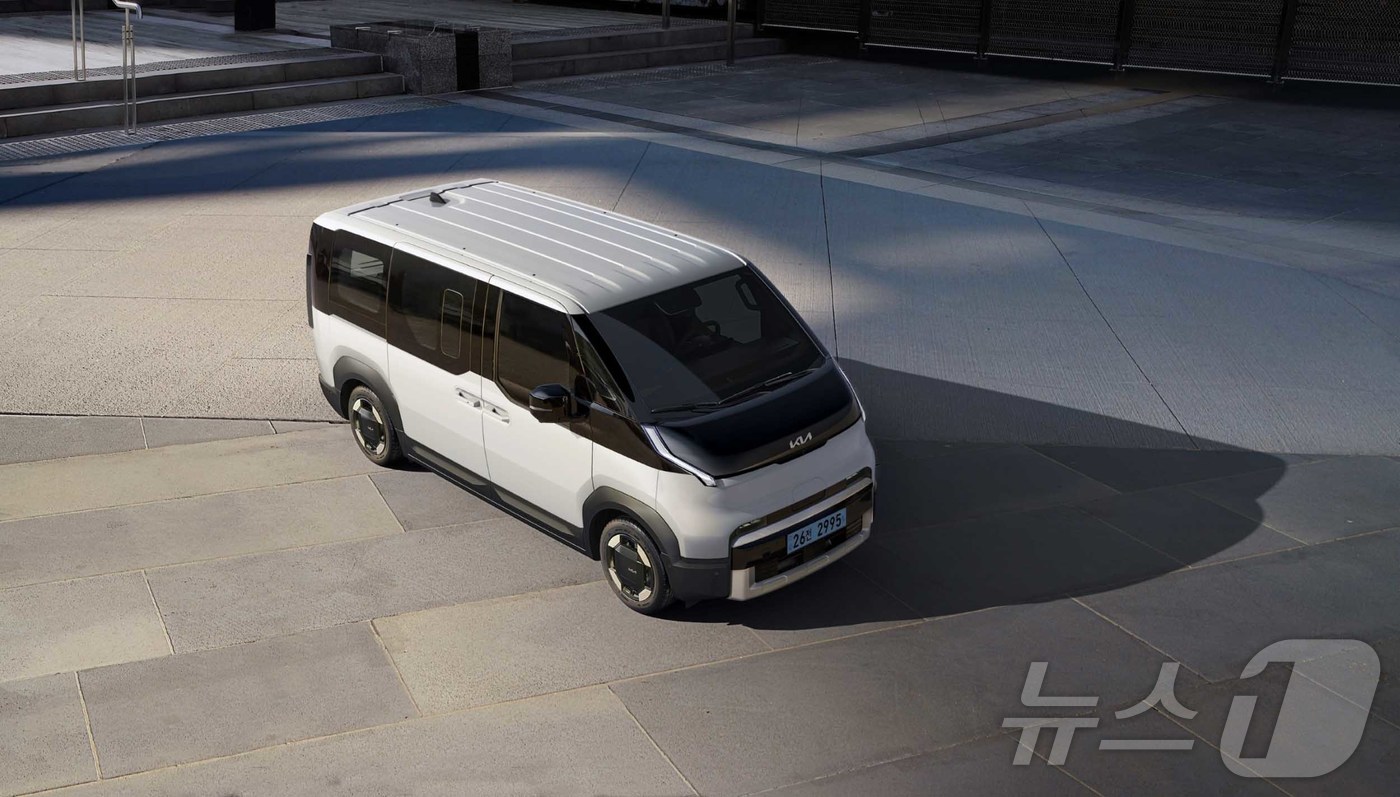(서울=뉴스1) = 기아는 휠체어 탑승 승객 이동에 특화된 ‘더 기아 PV5 WAV’와 물류 업무 효율을 극대화한 소형 상용 모델 ‘더 기아 PV5 오픈베드’, 컨버전에 최적화된 …