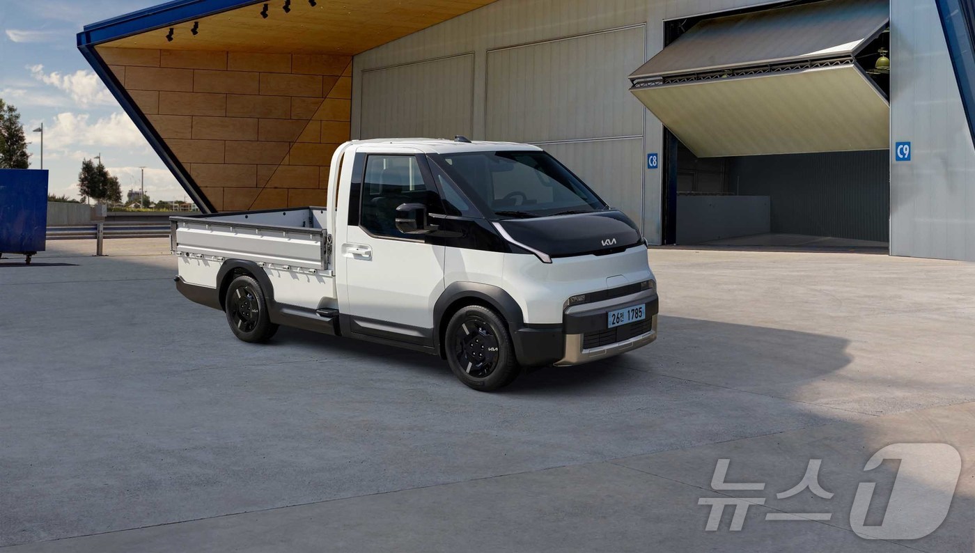 (서울=뉴스1) = 기아는 휠체어 탑승 승객 이동에 특화된 ‘더 기아 PV5 WAV’와 물류 업무 효율을 극대화한 소형 상용 모델 ‘더 기아 PV5 오픈베드’, 컨버전에 최적화된 …