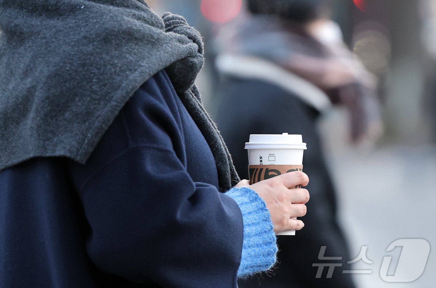 본문 이미지 - 서울 아침 기온이 영하 10도를 밑도는 영하권 추위가 이어진 28일 오전 서울 종로구 광화문사거리에서 따뜻한 커피를 든 시민이 발걸음을 옮기고 있다. 2026.1.28/뉴스1 ⓒ News1 김진환 기자