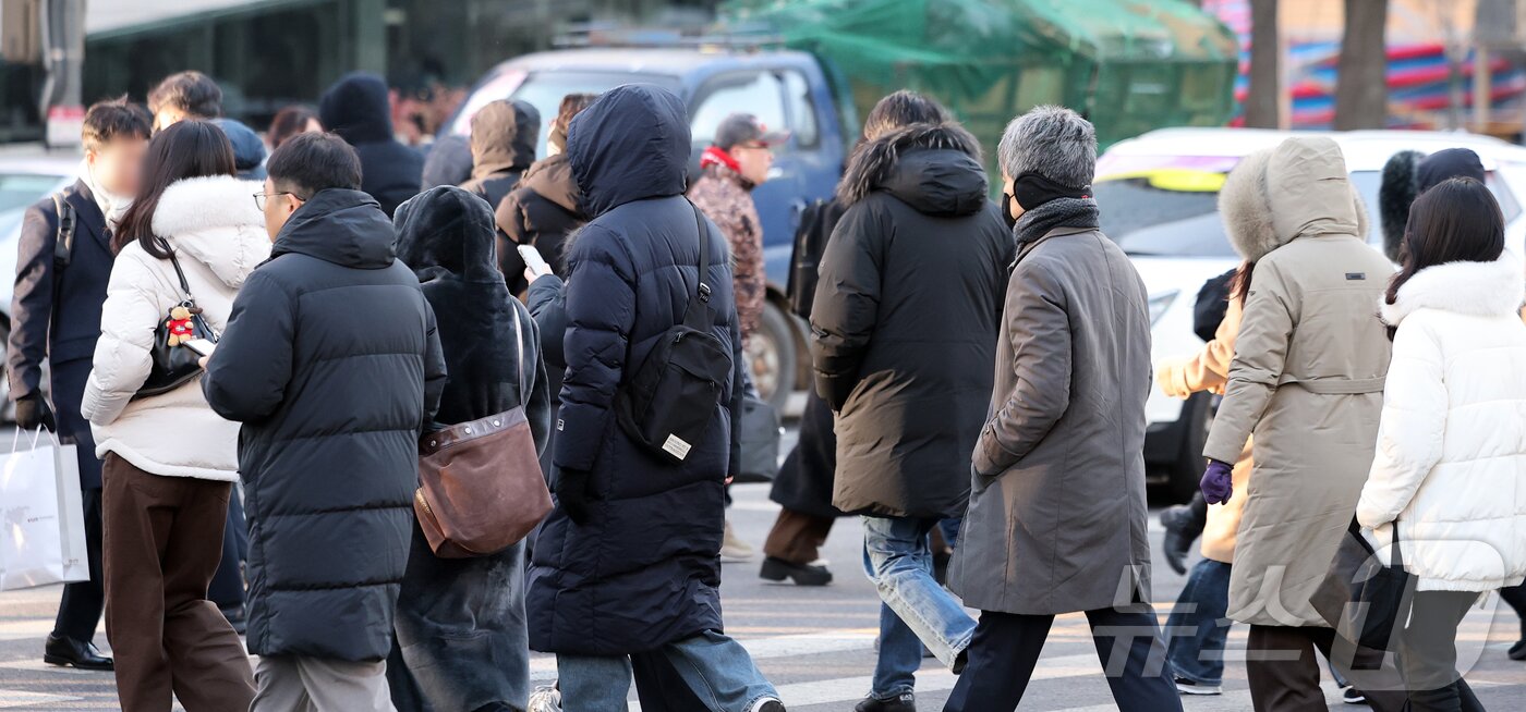 본문 이미지 - 서울 아침 기온이 영하 10도를 밑도는 영하권 추위가 이어진 28일 오전 서울 종로구 광화문사거리에서 두꺼운 외투를 입은 시민들이 발걸음을 옮기고 있다. 2026.1.28/뉴스1 ⓒ News1 김진환 기자
