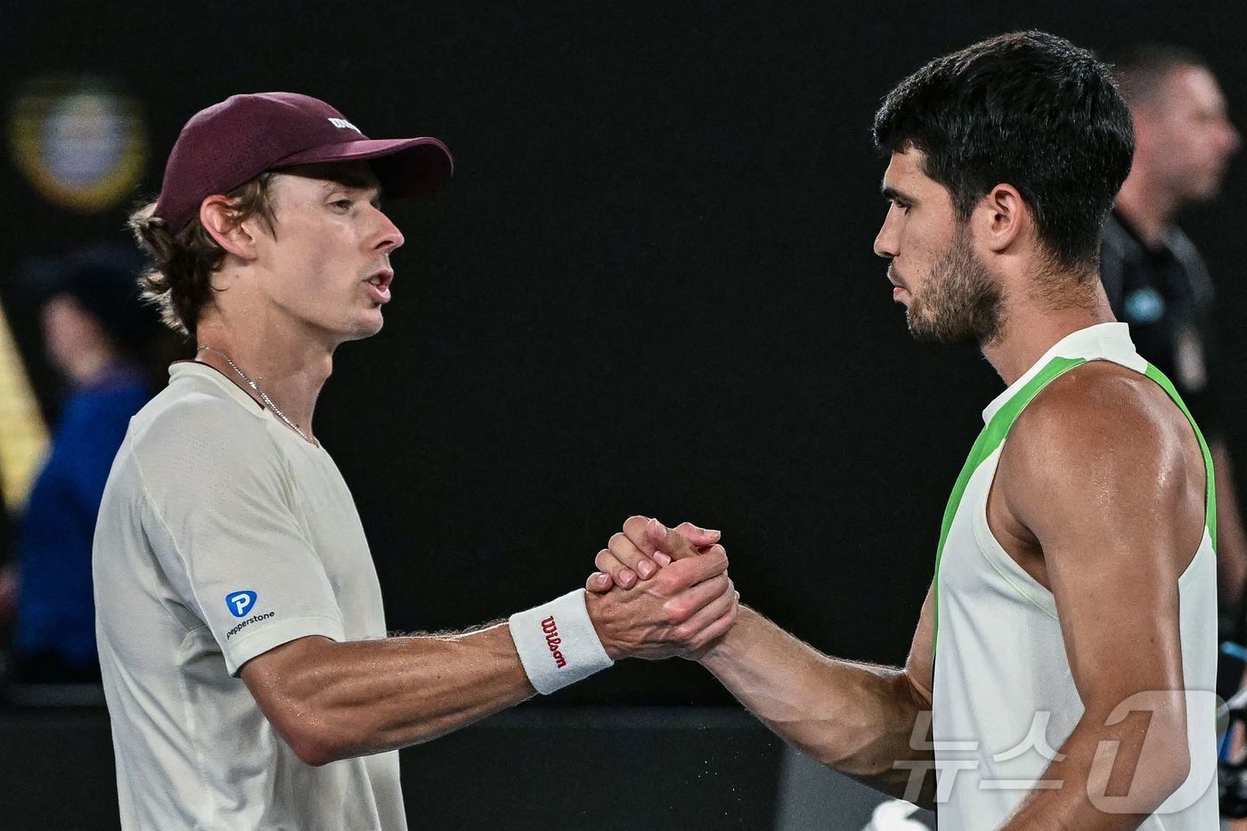 본문 이미지 - 호주오픈 남자 단식 8강에서 만난 알카라스(오른쪽)와 드 미노. ⓒ AFP=뉴스1