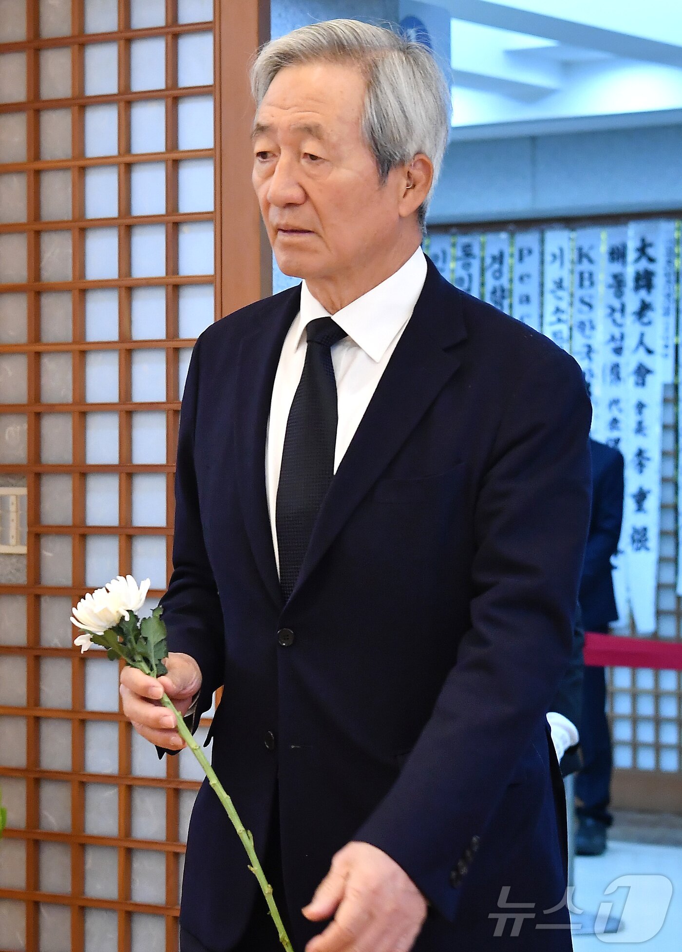 본문 이미지 - 정몽준 아산재단 이사장이 28일 오전 서울 종로구 서울대학교병원 장례식장에 마련된 故 이해찬 전 국무총리의 빈소에서 조문을 하고 있다. 2026.1.28/뉴스1 ⓒ News1 사진공동취재단