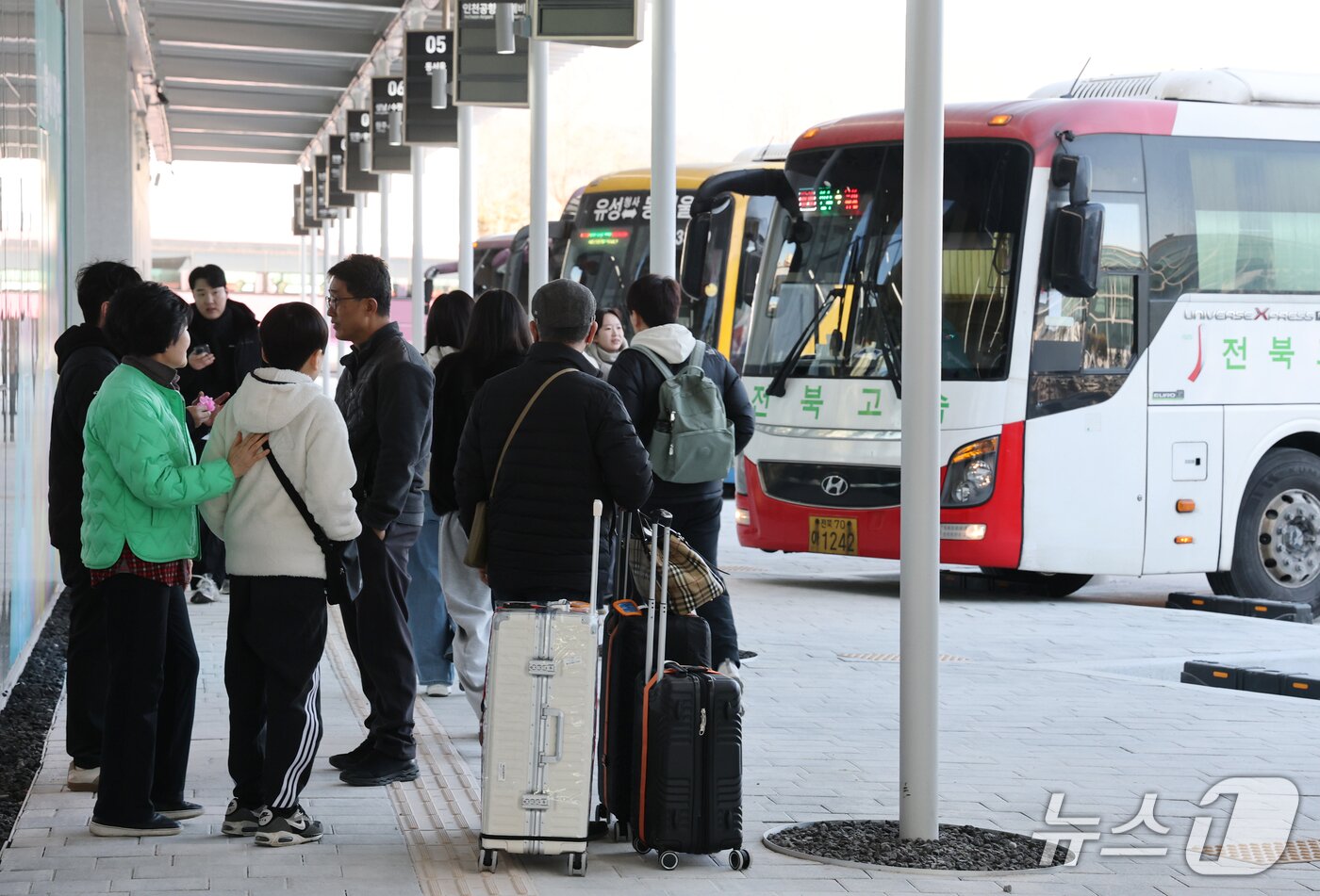본문 이미지 - 시민들이 버스를 기다리고 있다. ⓒ News1 김기태 기자
