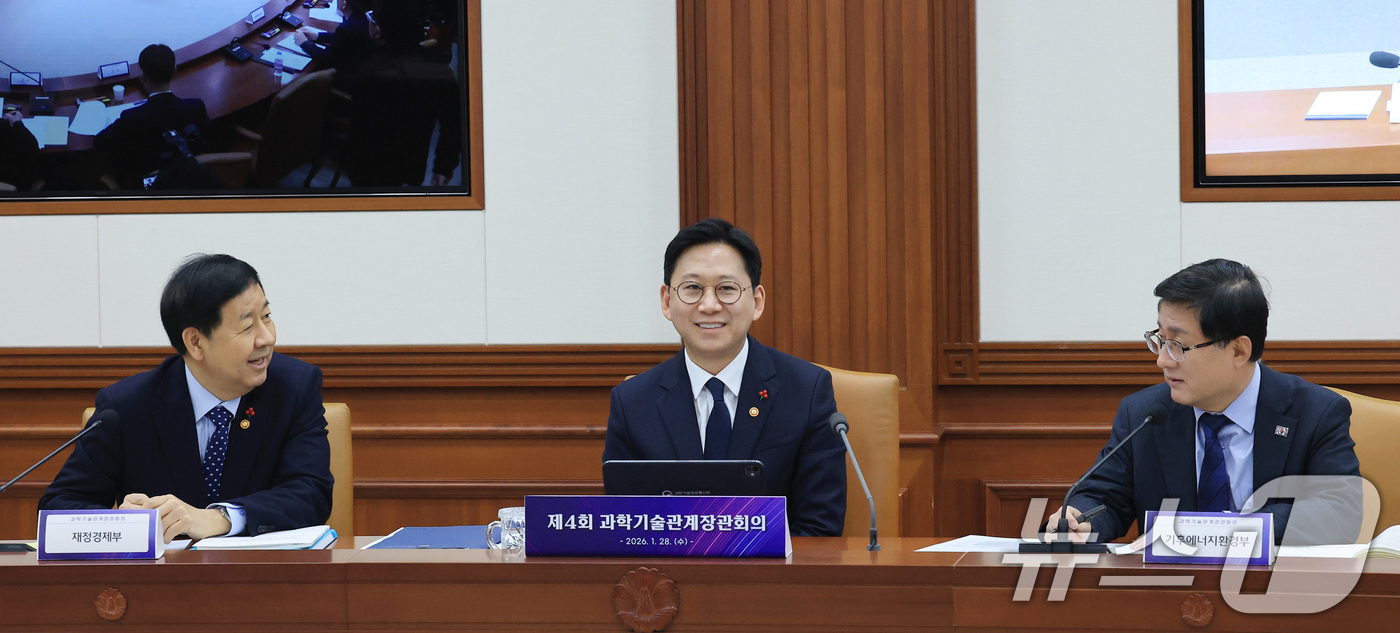 (서울=뉴스1) 임세영 기자 = 구윤철 부총리 겸 재정경제부 장관(왼쪽부터), 배경훈 부총리 겸 과학기술정보통신부 장관, 김성환 기후에너지환경부 장관이 28일 서울 종로구 정부서울 …