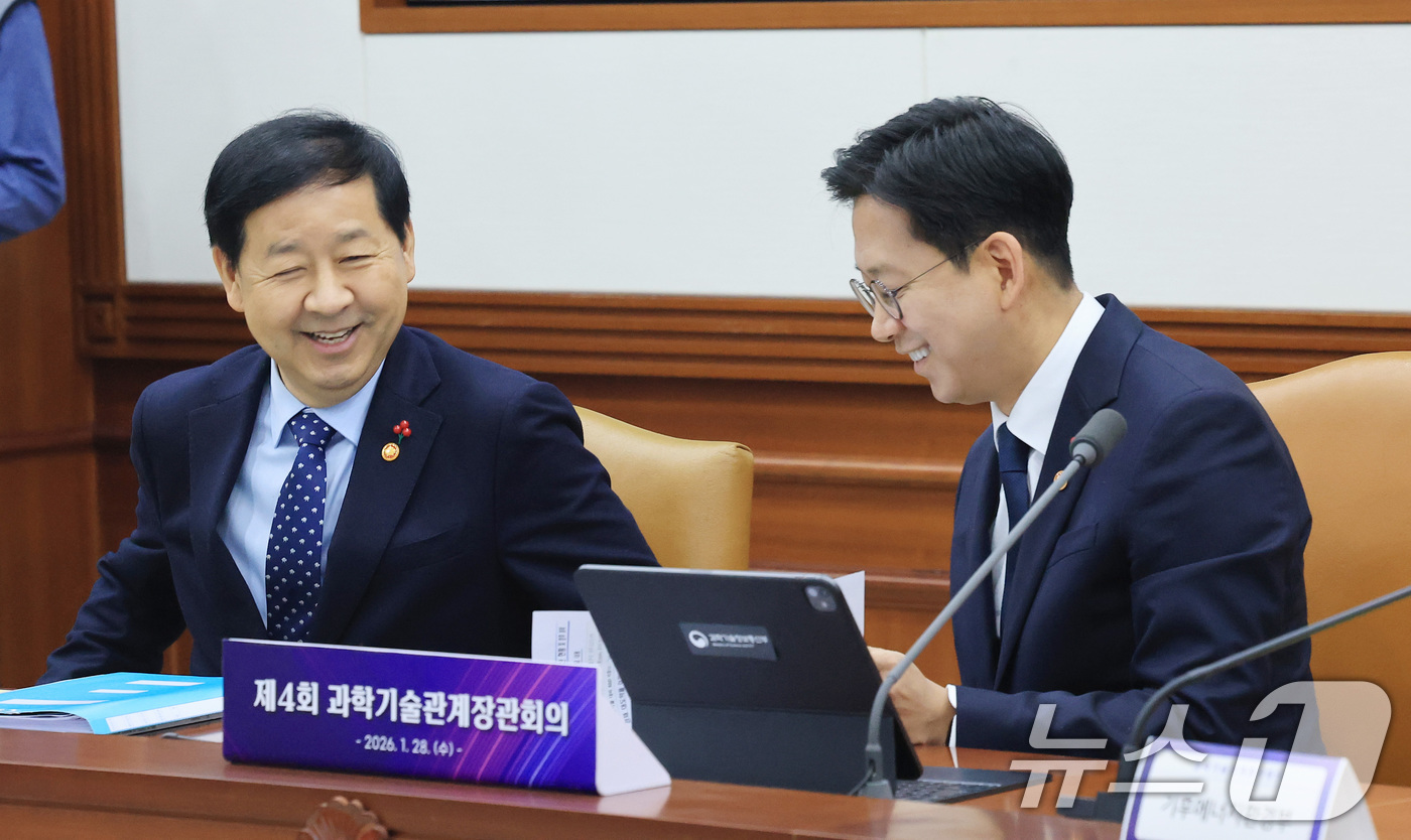 (서울=뉴스1) 임세영 기자 = 배경훈 부총리 겸 과학기술정보통신부 장관(오른쪽)과 구윤철 부총리 겸 재정경제부 장관이 28일 서울 종로구 정부서울청사에서 열린 과학기술관계장관회의 …