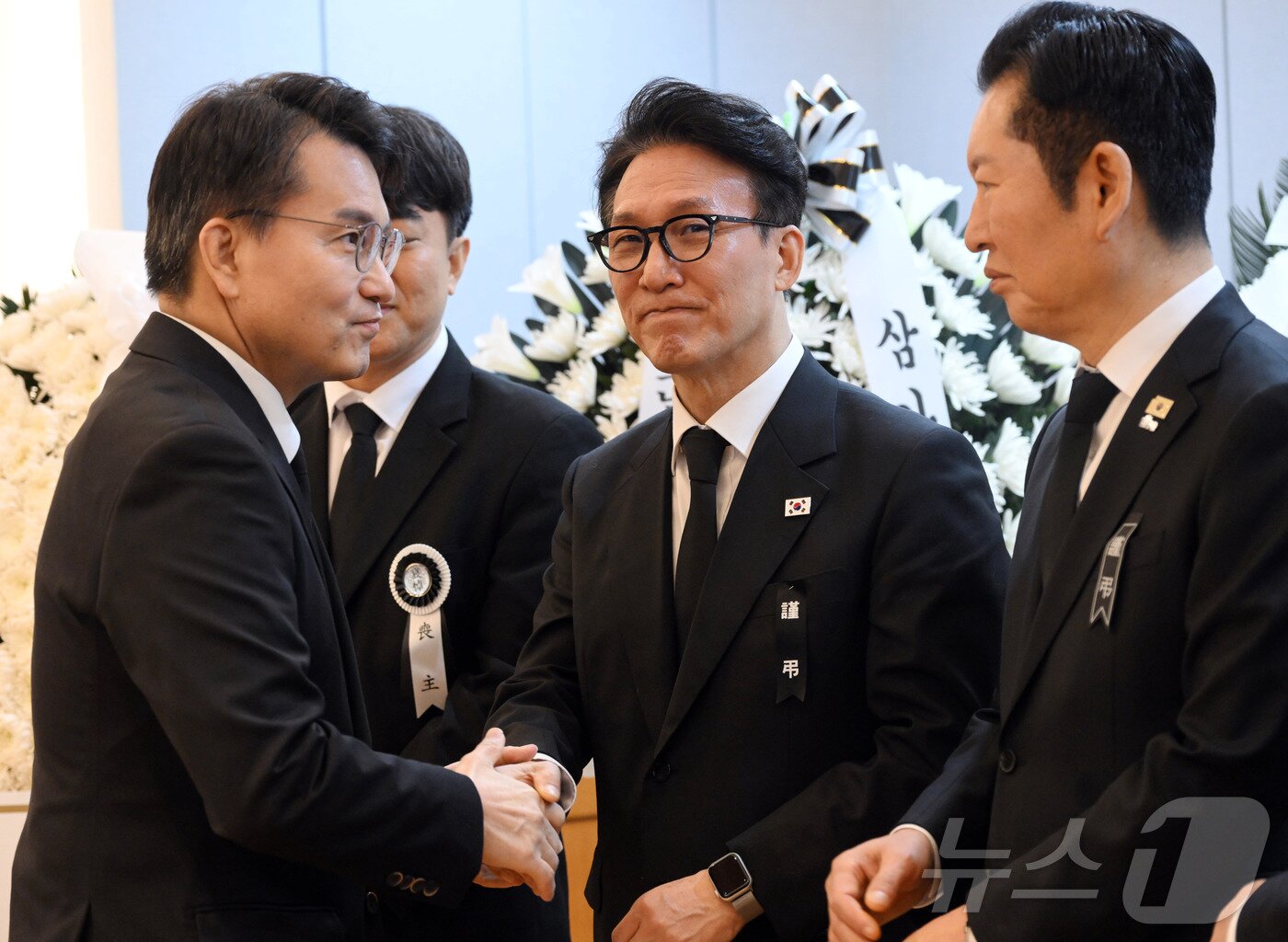 본문 이미지 - 윤상현 국민의힘 의원이 28일 오전 서울 종로구 서울대학교병원 장례식장에 마련된 故 이해찬 전 국무총리의 빈소에서 조문후 김민석 국무총리와 정청래 더불어민주당 대표와 인사하고 있다. 2026.1.28/뉴스1 ⓒ News1 사진공동취재단