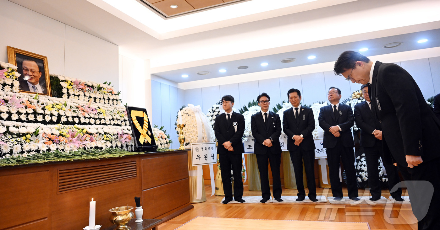 (서울=뉴스1) 사진공동취재단 = 윤상현 국민의힘 의원이 28일 오전 서울 종로구 서울대학교병원 장례식장에 마련된 故 이해찬 전 국무총리의 빈소에서 조문을 하고 있다.  2026. …
