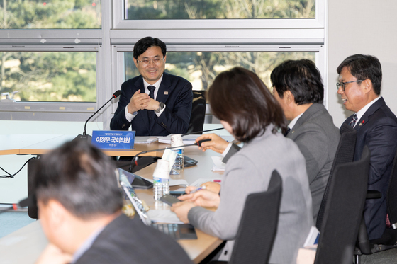 與 "디지털자산기본법 설 전 발의…스테이블코인 자본금 50억"