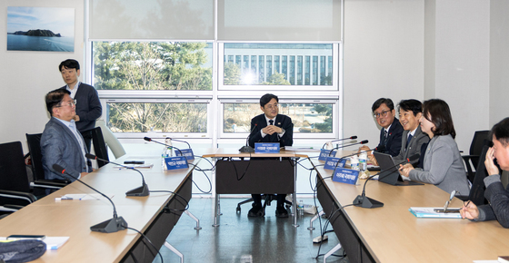 [단독] 코인 거래소 대표들, 민주당 TF 만난다…"지분 제한 우려"