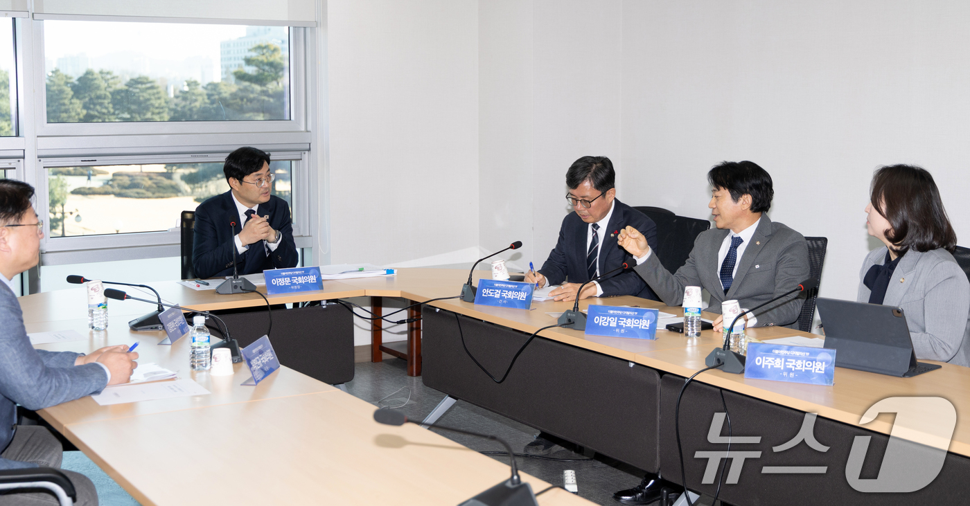 (서울=뉴스1) 이승배 기자 = 이정문 더불어민주당 디지털자산 TF 위원장이 28일 서울 여의도 국회 의원회관에서 열린 비공개 TF 회의에서 의원들과 대화하고 있다. 2026.1. …
