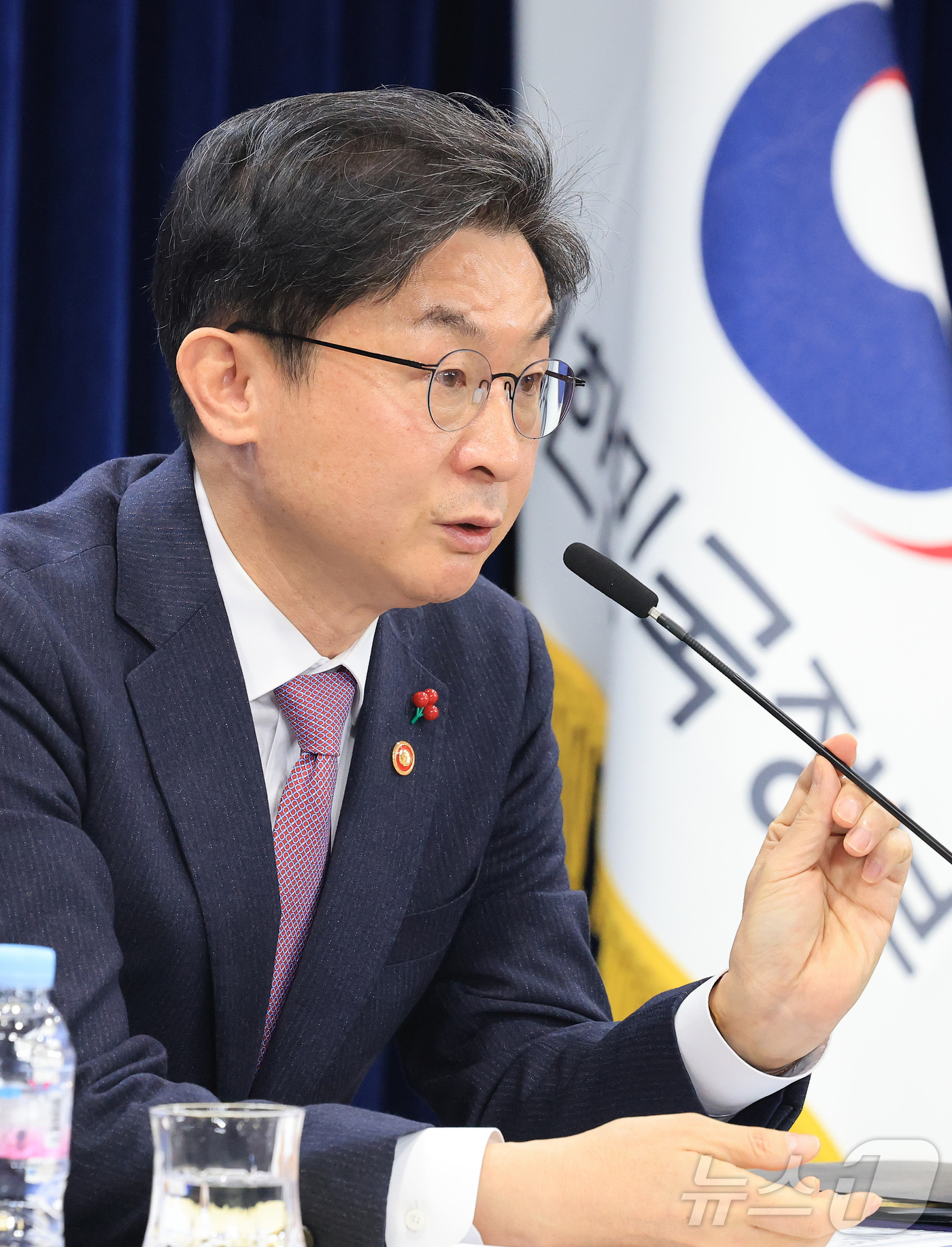 (서울=뉴스1) 임세영 기자 = 이억원 금융위원회 위원장이 28일 서울 종로구 정부서울청사에서 열린 금융위원회 출입기자단 월례 간담회에서 발언을 하고 있다.