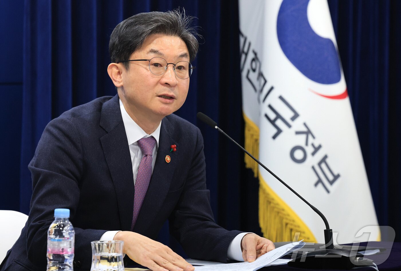 본문 이미지 - 이억원 금융위원회 위원장이 28일 서울 종로구 정부서울청사에서 열린 금융위원회 출입기자단 월례 간담회에서 발언을 하고 있다. ⓒ 뉴스1 임세영 기자