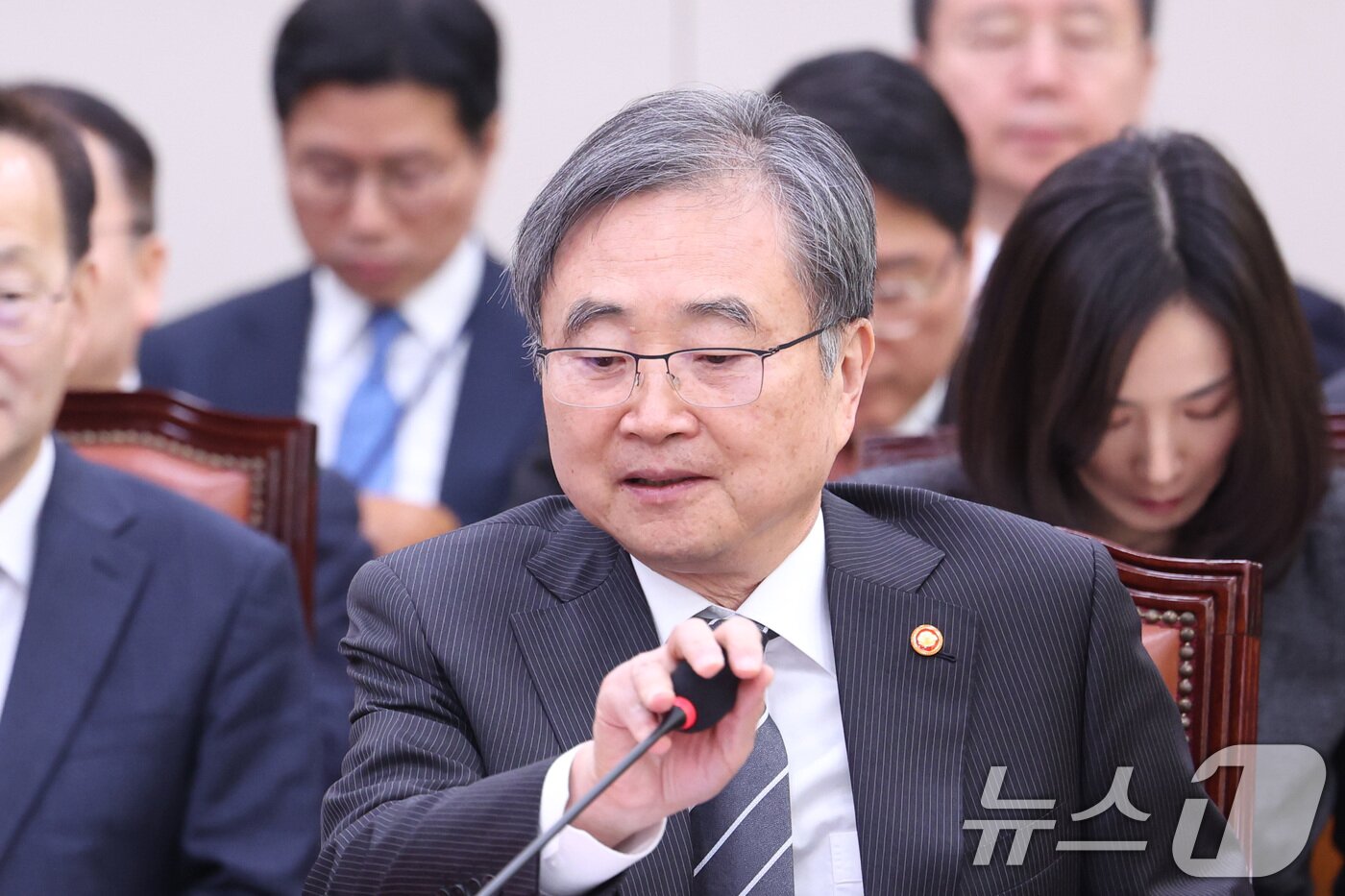 본문 이미지 - 조현 외교부 장관이 28일 서울 여의도 국회에서 열린 외교통일위원회 전체회의에서 마이크 위치를 옮기고 있다. 2026.1.28/뉴스1 ⓒ News1 신웅수 기자