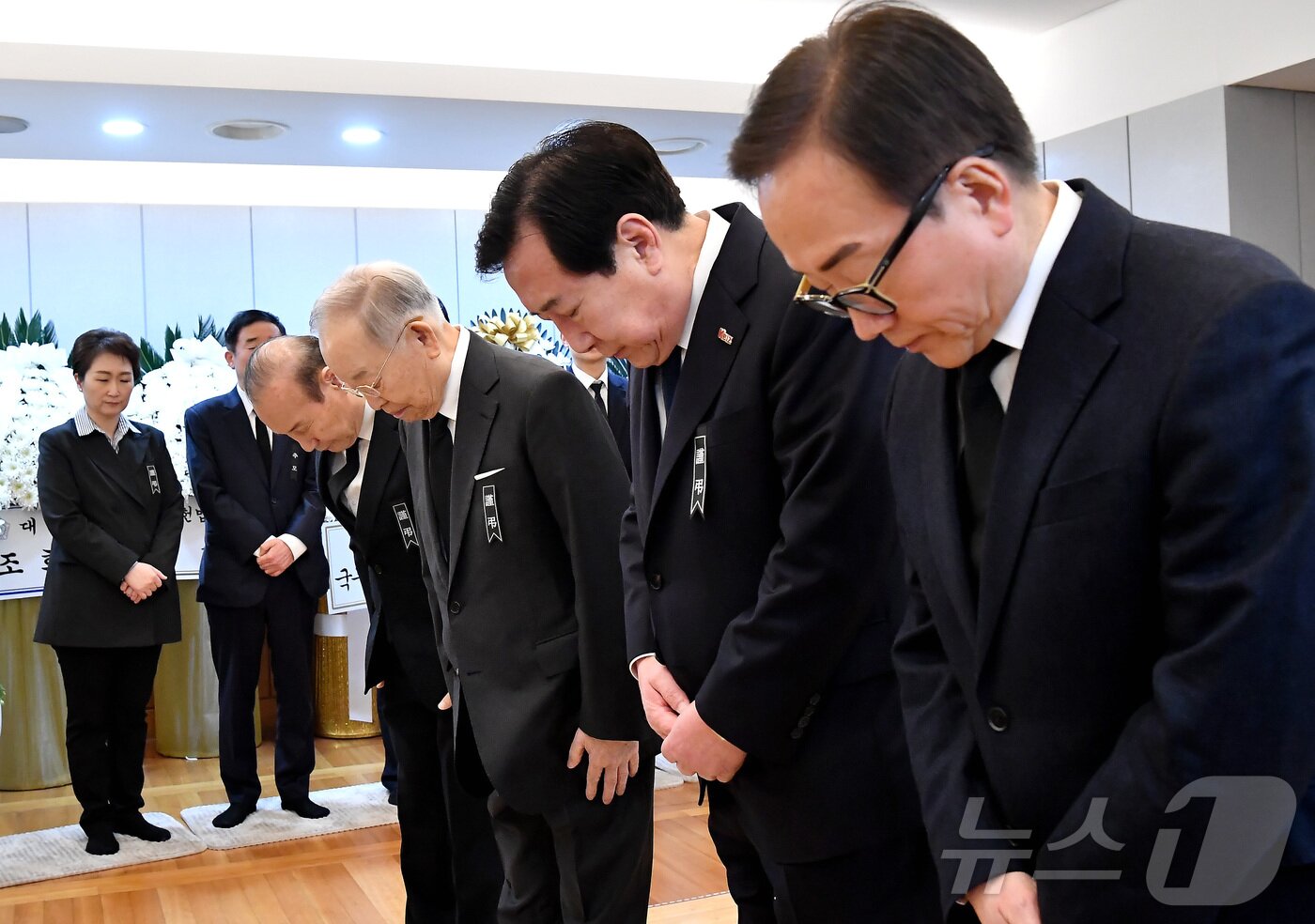 본문 이미지 - 손경식 한국경영자총협회장과 김기문 중소기업중앙회장이 28일 오전 서울 종로구 서울대학교병원 장례식장에 마련된 故 이해찬 전 국무총리의 빈소에서 조문을 하고 있다. 2026.1.28/뉴스1 ⓒ News1 사진공동취재단