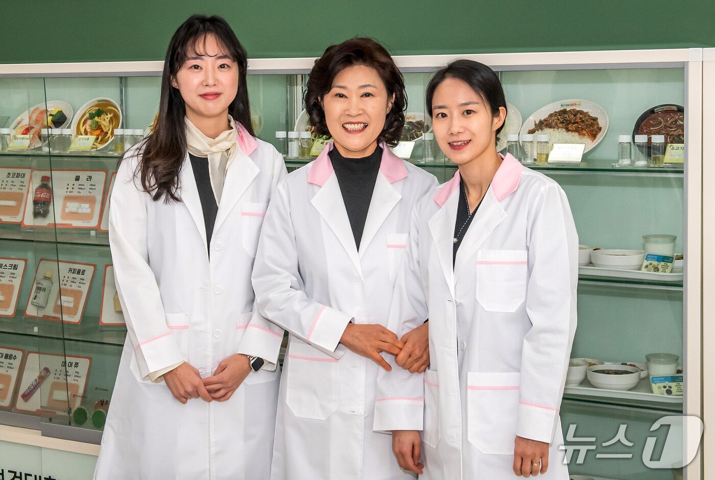 본문 이미지 - 영양사 시험에 함께 합격한 배점숙 씨(가운데)와 딸 김보라(오른쪽)·여울 씨 자매.(대구보건대 제공. 재판매 및 DB 금지)