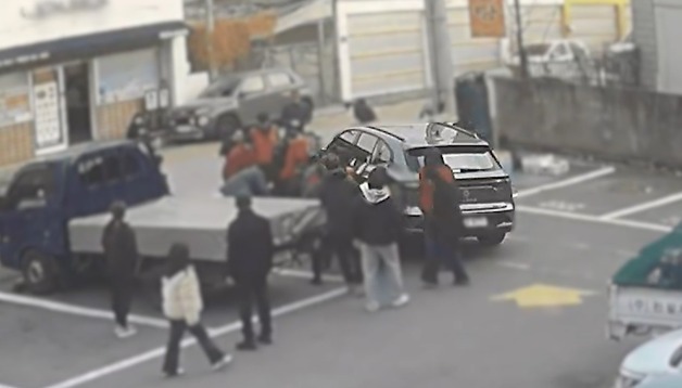 "도와주세요" 외침에 수십명 우르르…SUV에 깔린 여성 5분 만에 구했다