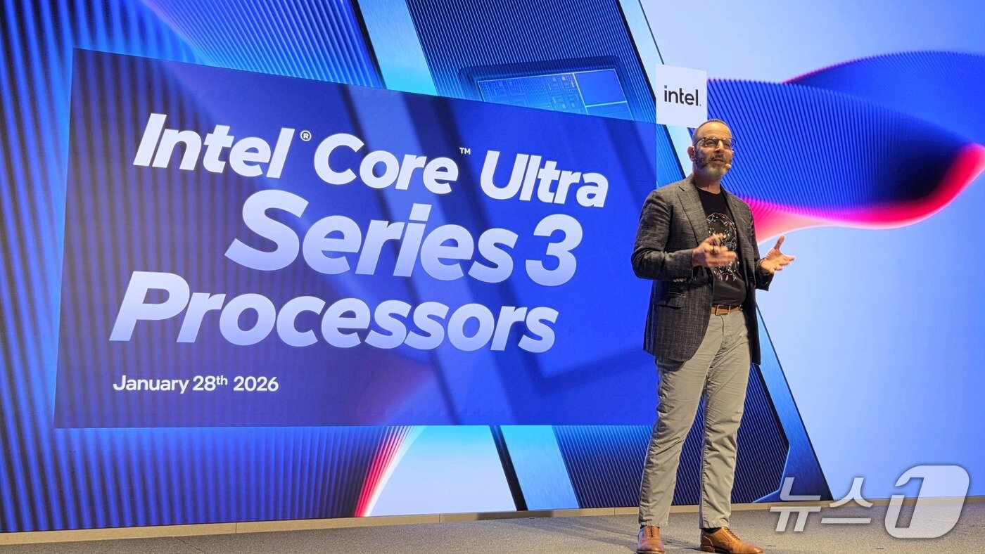 본문 이미지 - 조쉬 뉴먼 인텔 컨슈머 PC 부문 총괄이 서울 삼성동 웨스틴 서울 파르나스에서 열린 인텔 AI PC 쇼케이스 기자간담회에서 발언하고 있다. 2026.1.28 뉴스1 ⓒ News1 김민석 기자