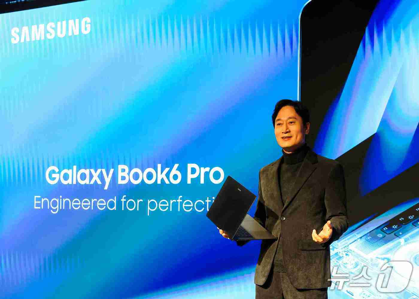 본문 이미지 - 이민철 삼성전자 부사장이 서울 삼성동 웨스틴 서울 파르나스에서 열린 인텔 AI PC 쇼케이스 기자간담회에서 발언하고 있다. 2026.1.28 뉴스1(인텔코리아 제공)