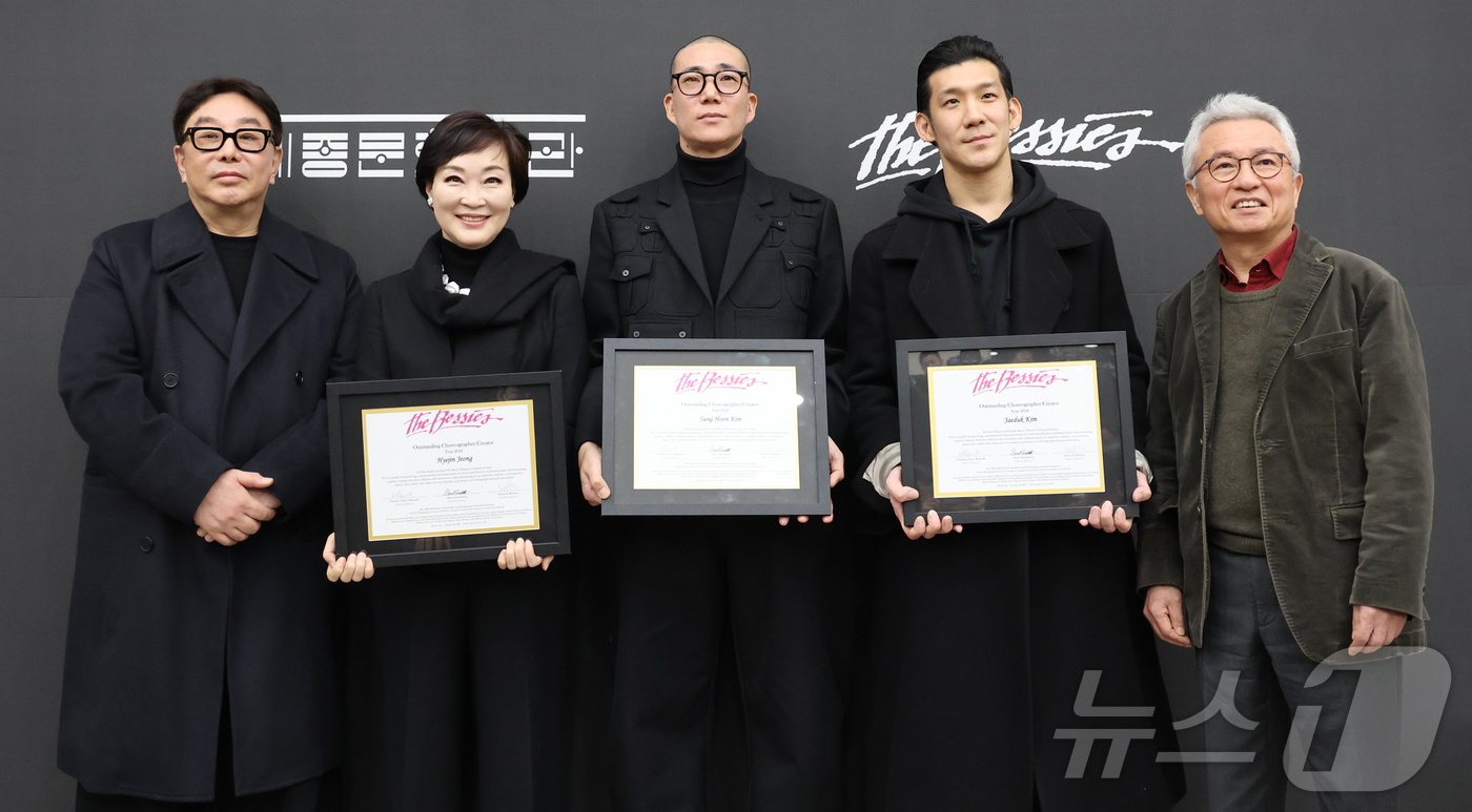 (서울=뉴스1) 김진환 기자 = 정구호 연출가(왼쪽부터), 정혜진, 김성훈, 김재덕 안무가, 안호상 세종문화회관 사장이 28일 오전 서울 종로구 세종문화회관 아티스트라운지에서 열린 …