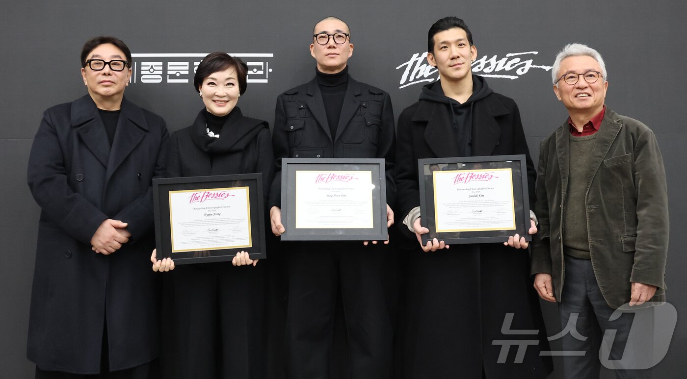 본문 이미지 - 정구호 연출가(왼쪽부터), 정혜진, 김성훈, 김재덕 안무가, 안호상 세종문화회관 사장이 28일 오전 서울 종로구 세종문화회관 아티스트라운지에서 열린 서울시무용단 ‘일무’ 베시 어워드 수상 기념 기자간담회에 참석해 기념 촬영을 하고 있다. 1983년 설립된 베시 어워드는 뉴욕 예술가와 프로듀서, 비평가 등으로 구성된 선정위가 해마다 뉴욕에서 공연된 작품 가운데 혁신적인 성취를 이룬 예술가와 작품을 선정해 수여한다. 2026.1.28/뉴스1 ⓒ News1 김진환 기자