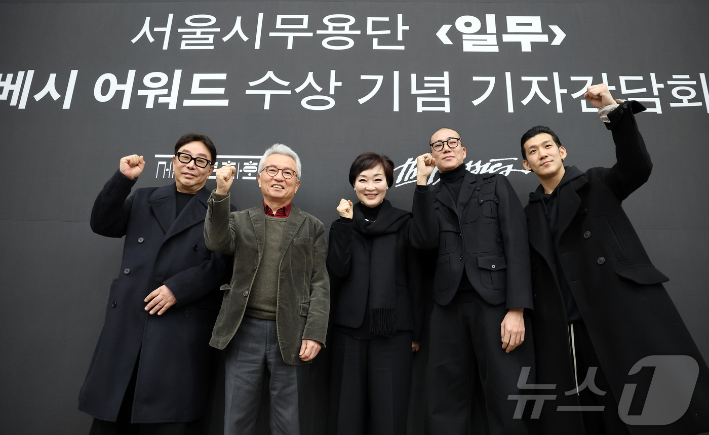 (서울=뉴스1) 김진환 기자 = 정구호 연출가(왼쪽부터), 안호상 세종문화회관 사장, 정혜진, 김성훈, 김재덕 안무가가 28일 오전 서울 종로구 세종문화회관 아티스트라운지에서 열린 …