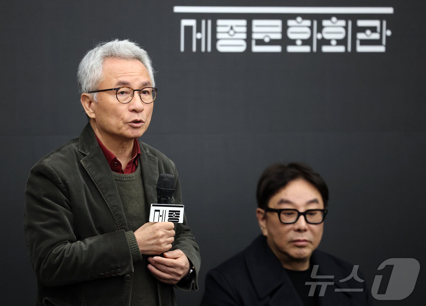 본문 이미지 - 안호상 세종문화회관 사장이 28일 오전 서울 종로구 세종문화회관 아티스트라운지에서 열린 서울시무용단 ‘일무’ 베시 어워드 수상 기념 기자간담회에 참석해 인사말을 하고 있다. 1983년 설립된 베시 어워드는 뉴욕 예술가와 프로듀서, 비평가 등으로 구성된 선정위가 해마다 뉴욕에서 공연된 작품 가운데 혁신적인 성취를 이룬 예술가와 작품을 선정해 수여한다. 2026.1.28/뉴스1 ⓒ News1 김진환 기자