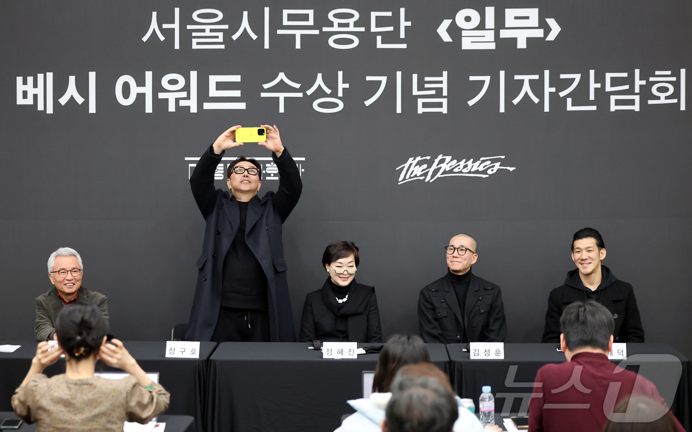 (서울=뉴스1) 김진환 기자 = ‘뉴욕 댄스&퍼포먼스 어워드(베시 어워드)’에서 최우수 안무가·창작자(Outstanding Choreographer·Creator)상을 수상한 서울 …