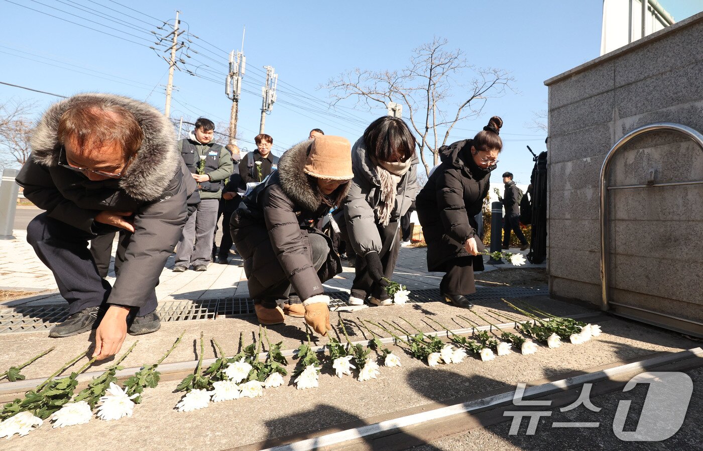 본문 이미지 - 광주대표도서관 붕괴 사고 발생 49일이 지난 28일 광주 서구 치평동 붕괴 현장에서 시민들이 숨진 작업자 4명을 위해 헌화하고 있다. ⓒ News1 박지현 기자