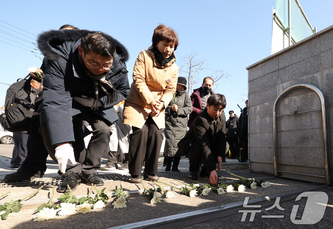 (광주=뉴스1) 박지현 기자 = 광주대표도서관 붕괴 사고 발생 49일이 지난 28일 광주 서구 치평동 붕괴 현장에서 시민사회 단체 관계자들이 희생자 4명을 위해 헌화하고 있다. 2 …