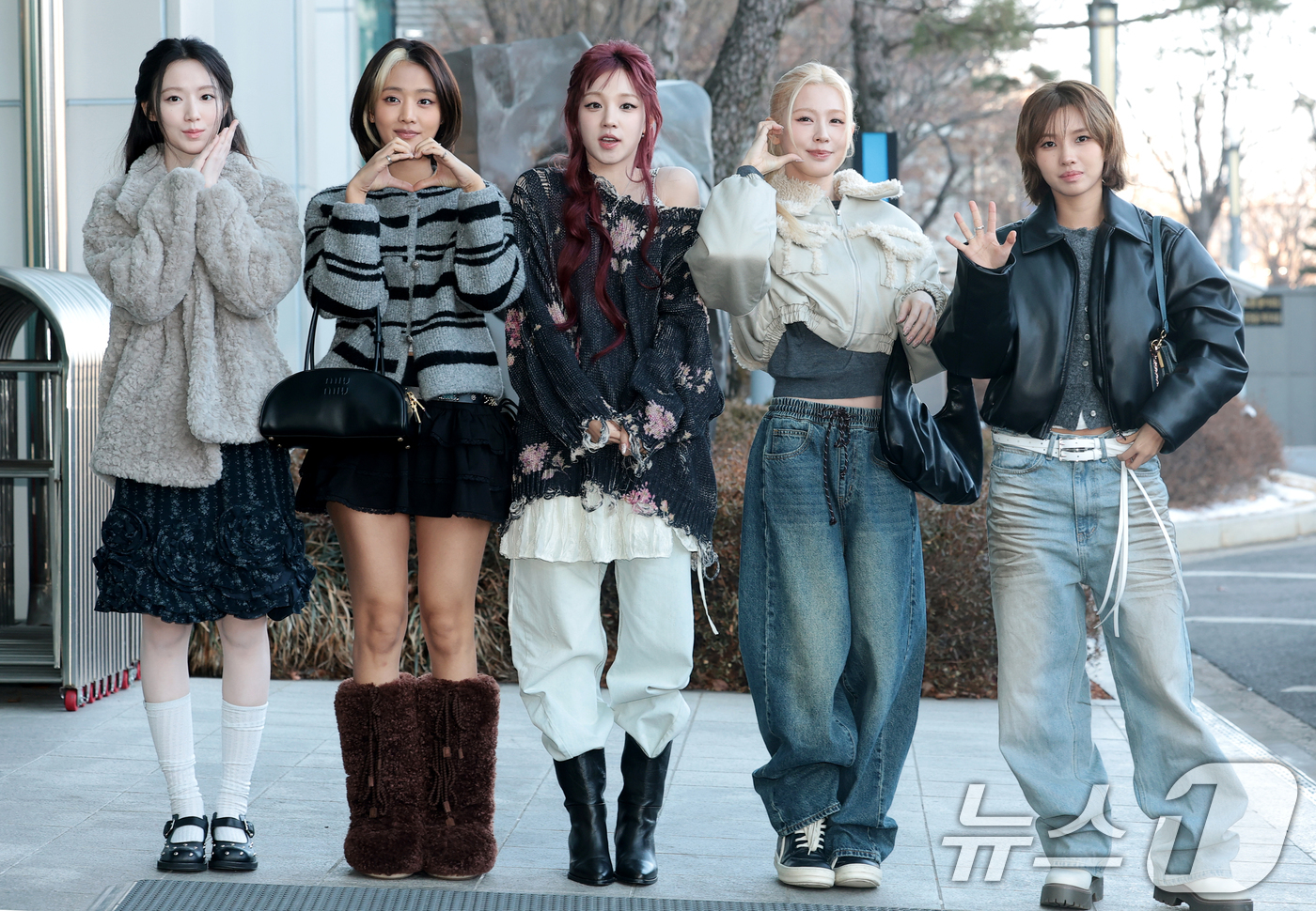 (서울=뉴스1) 권현진 기자 = 아이들 슈화(왼쪽부터)와 민니, 우기, 미연, 소연이 28일 서울 상암동 MBC에서 진행되는 FM4U '정오의 희망곡-김신영입니다'(정희) 출연을 …