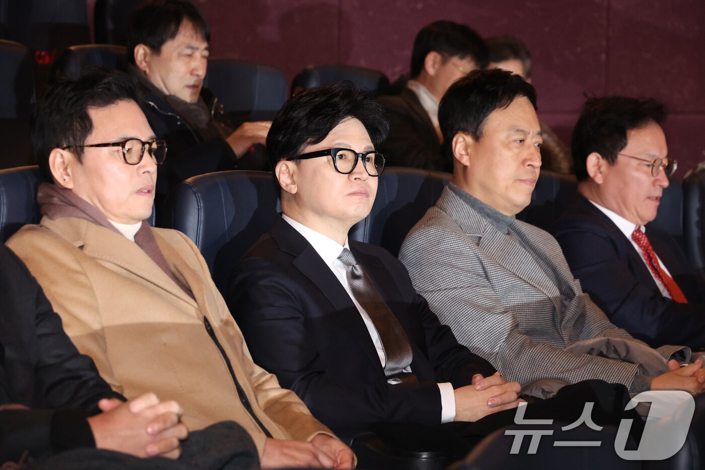 본문 이미지 - 한동훈 전 국민의힘 대표가 28일 서울 영등포구의 한 영화관에서 ‘잊혀진 대통령: 김영삼의 개혁시대’를 관람하기 위해 착석하고 있다. 2026.1.28/뉴스1 ⓒ News1 신웅수 기자