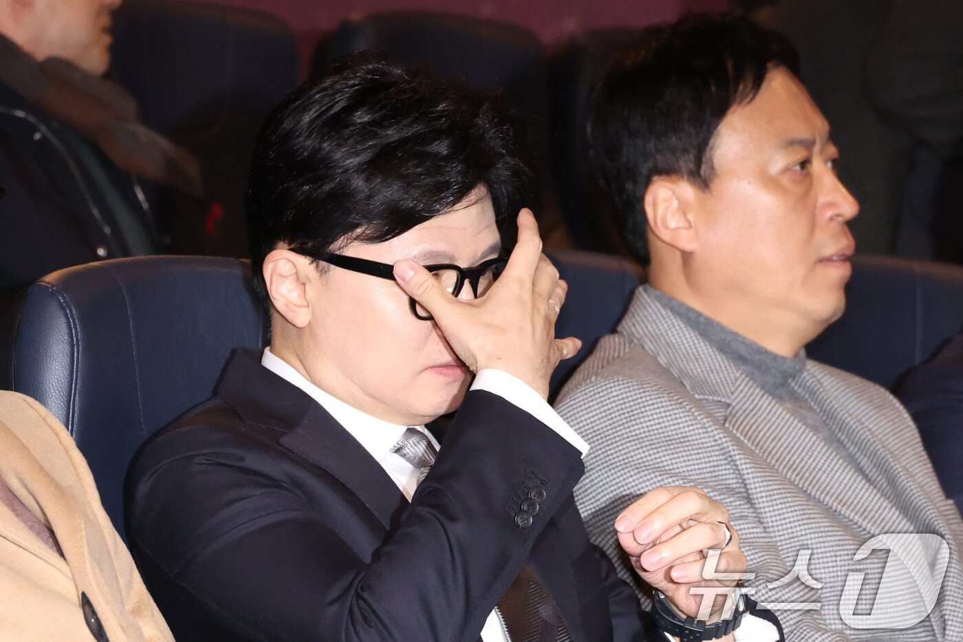 본문 이미지 - 한동훈 전 국민의힘 대표가 28일 서울 영등포구의 한 영화관에서 ‘잊혀진 대통령: 김영삼의 개혁시대’를 관람하기 위해 착석하고 있다. 2026.1.28/뉴스1 ⓒ News1 신웅수 기자