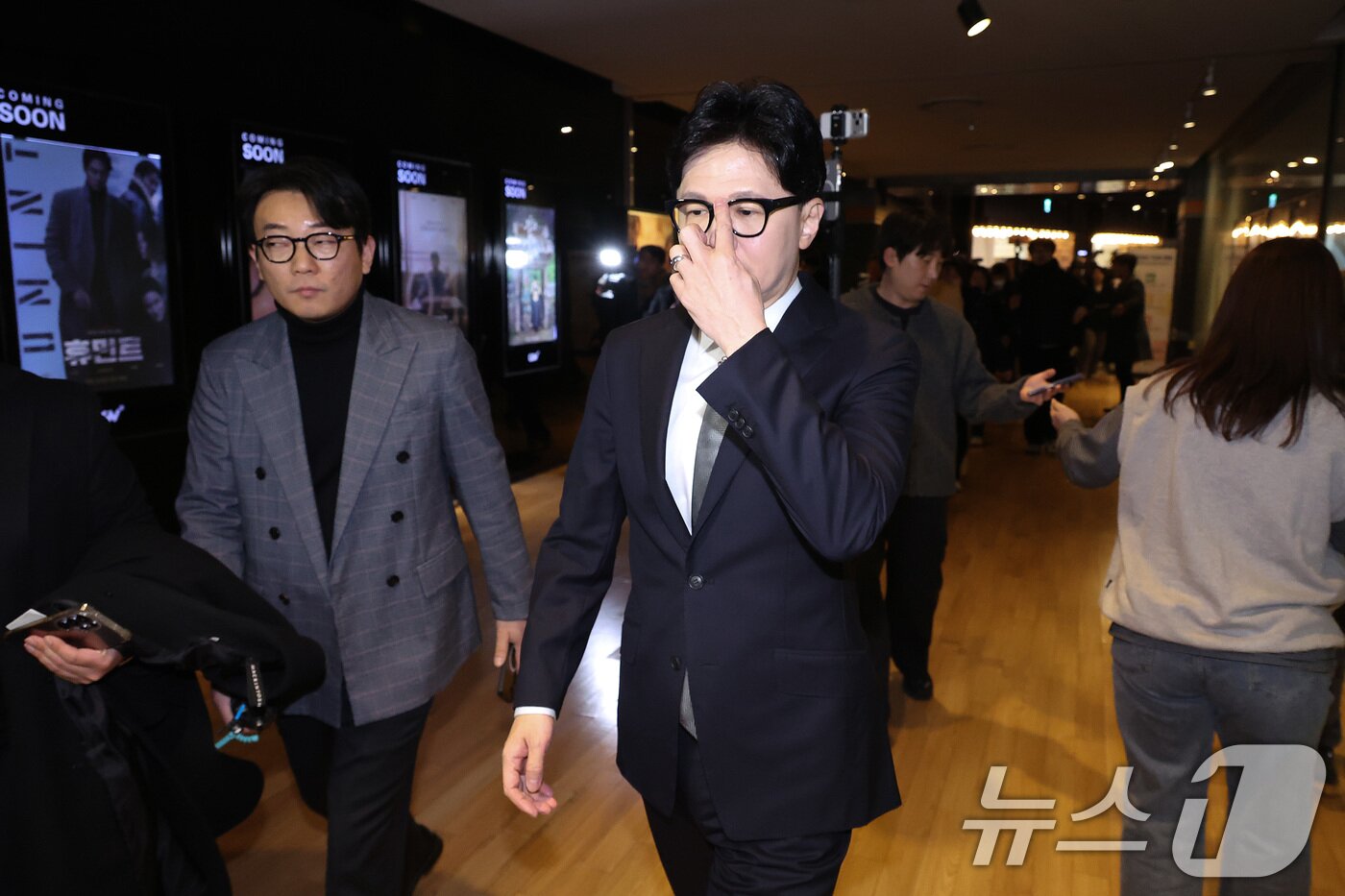 본문 이미지 - 한동훈 전 국민의힘 대표가 28일 서울 영등포구의 한 영화관에서 ‘잊혀진 대통령: 김영삼의 개혁시대’를 관람하기 위해 상영관으로 입장하고 있다. 2026.1.28/뉴스1 ⓒ News1 신웅수 기자