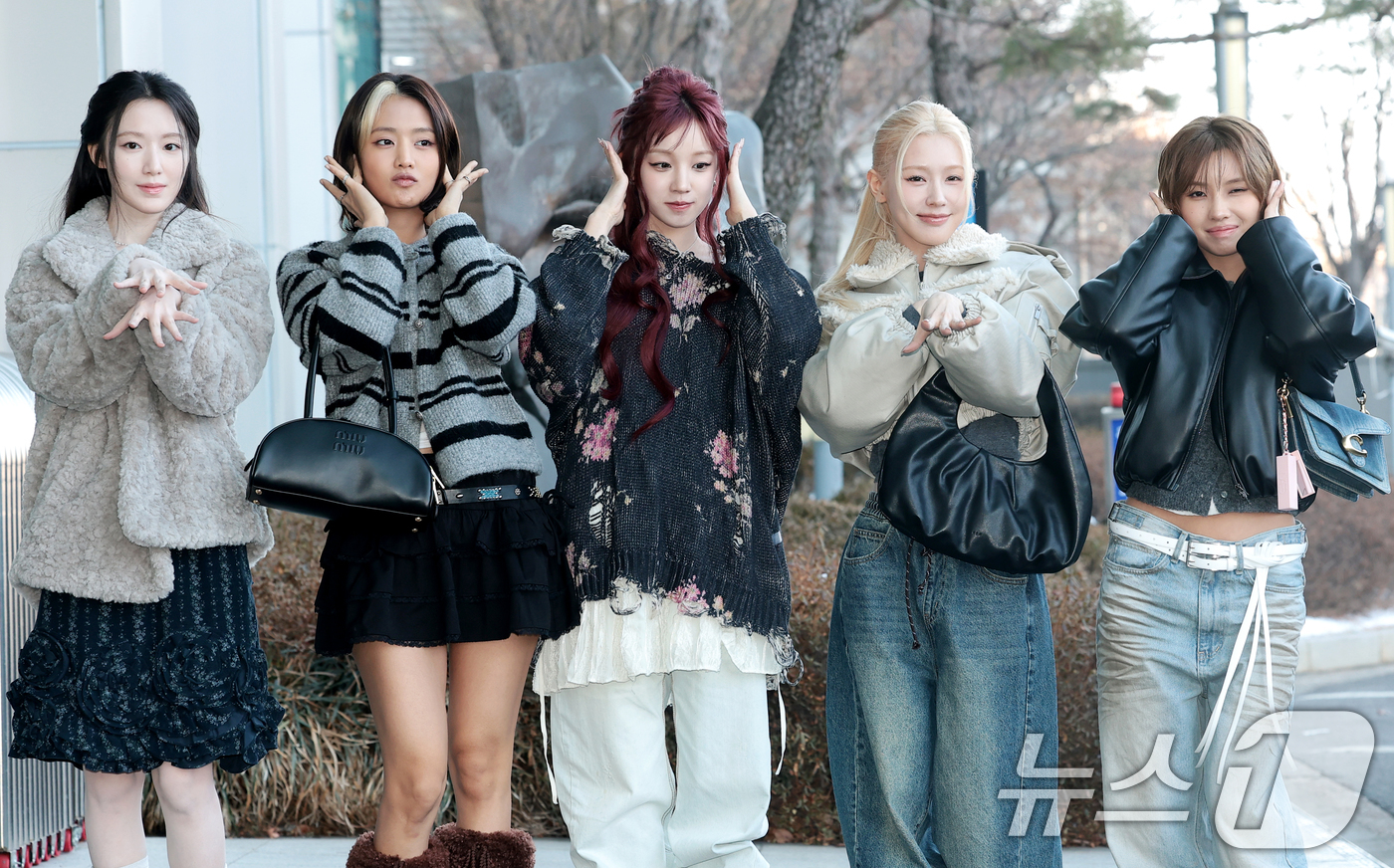 (서울=뉴스1) 권현진 기자 = 아이들 슈화(왼쪽부터)와 민니, 우기, 미연, 소연이 28일 서울 상암동 MBC에서 진행되는 FM4U '정오의 희망곡-김신영입니다'(정희) 출연을 …