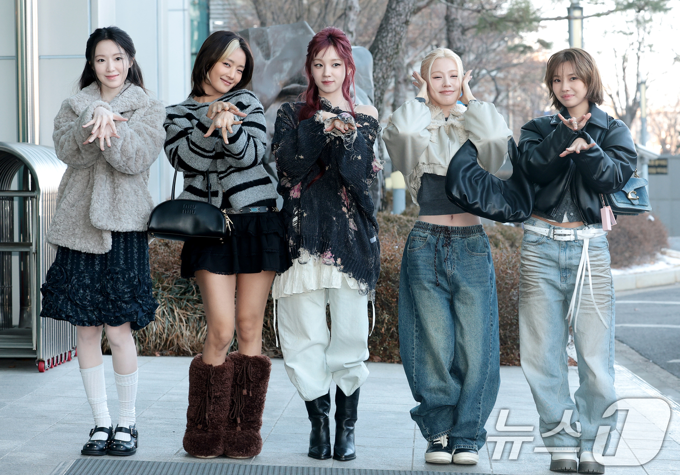 (서울=뉴스1) 권현진 기자 = 아이들 슈화(왼쪽부터)와 민니, 우기, 미연, 소연이 28일 서울 상암동 MBC에서 진행되는 FM4U '정오의 희망곡-김신영입니다'(정희) 출연을 …