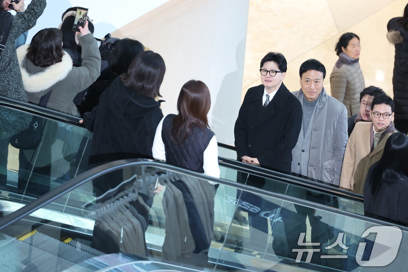본문 이미지 - 한동훈 전 국민의힘 대표가 28일 서울 영등포구의 한 영화관에서 ‘잊혀진 대통령: 김영삼의 개혁시대’를 관람하기 위해 상영관으로 입장하고 있다. 2026.1.28/뉴스1 ⓒ News1 신웅수 기자