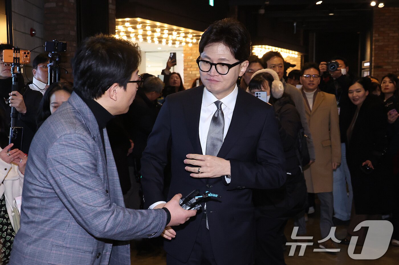 본문 이미지 - 한동훈 전 국민의힘 대표가 28일 서울 영등포구의 한 영화관에서 ‘잊혀진 대통령: 김영삼의 개혁시대’를 관람하기 위해 상영관으로 입장하고 있다. 2026.1.28/뉴스1 ⓒ News1 신웅수 기자