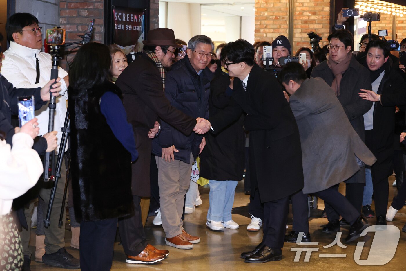 본문 이미지 - 한동훈 전 국민의힘 대표가 28일 서울 영등포구의 한 영화관에서 ‘잊혀진 대통령: 김영삼의 개혁시대’를 관람하기 위해 상영관으로 입장하고 있다. 2026.1.28/뉴스1 ⓒ News1 신웅수 기자