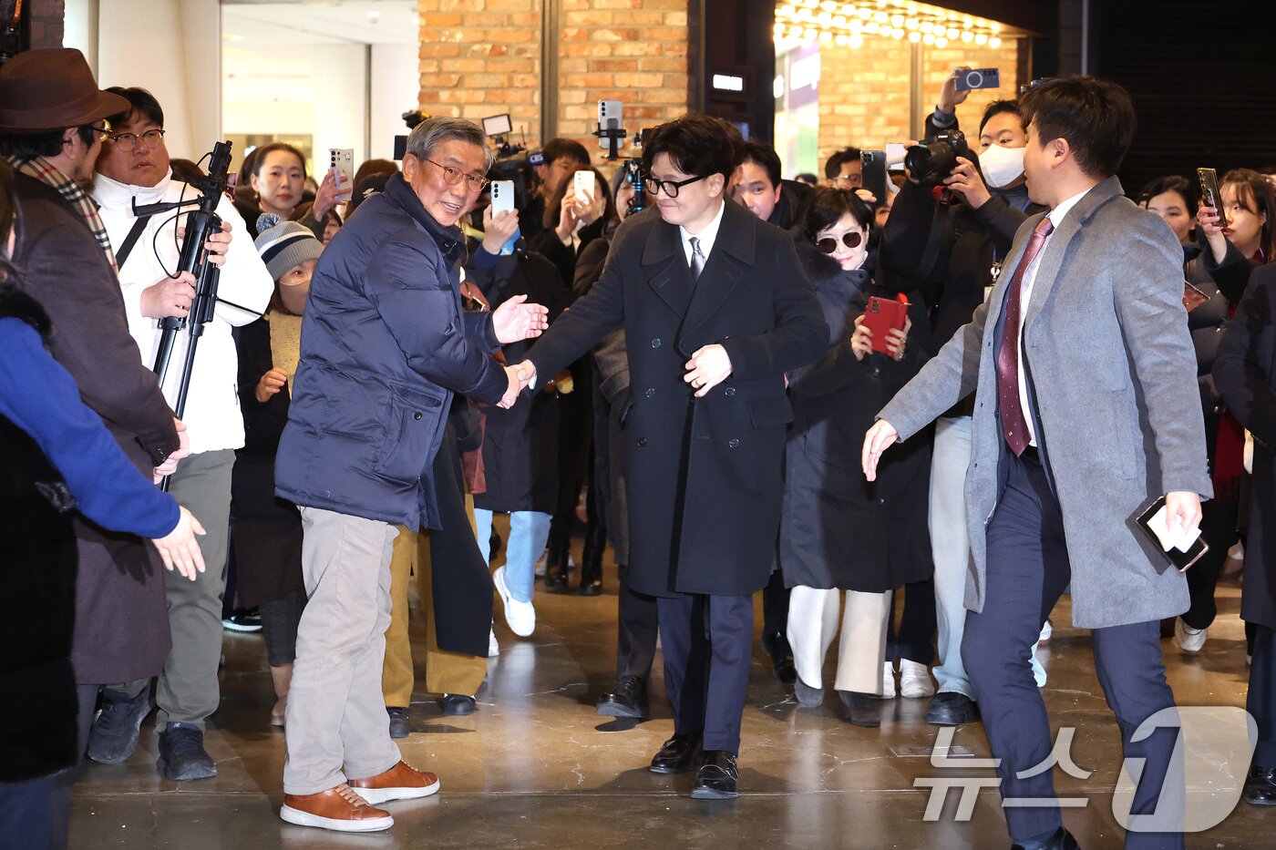 본문 이미지 - 한동훈 전 국민의힘 대표가 28일 서울 영등포구의 한 영화관에서 ‘잊혀진 대통령: 김영삼의 개혁시대’를 관람하기 위해 상영관으로 입장하며 지지자들과 인사하고 있다. 2026.1.28/뉴스1 ⓒ News1 신웅수 기자