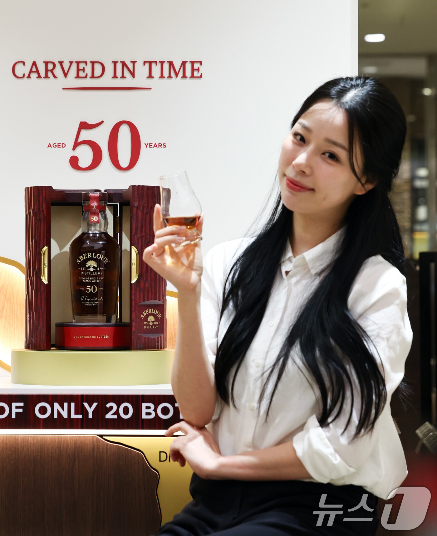 본문 이미지 - 28일 서울 중구 롯데백화점 본점 식품관에서 모델이 설 명절을 맞이해 전세계 단 20병 한정 생산된 '아벨라워 50년산'을 단독으로 선보이고 있다.  2026.1.28/뉴스1 ⓒ News1 최지환 기자
