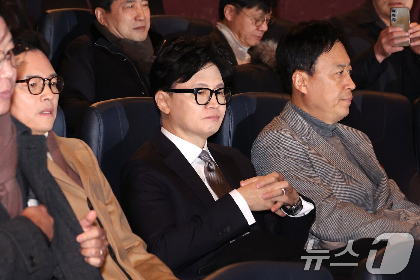 본문 이미지 - 한동훈 전 국민의힘 대표가 28일 서울 영등포구의 한 영화관에서 ‘잊혀진 대통령: 김영삼의 개혁시대’를 관람하기 위해 상영관으로 입장하고 있다. 2026.1.28/뉴스1 ⓒ News1 신웅수 기자