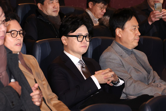 'YS 다큐 관람' 한동훈 "닭 목 비틀어도 새벽은 온다"(종합)