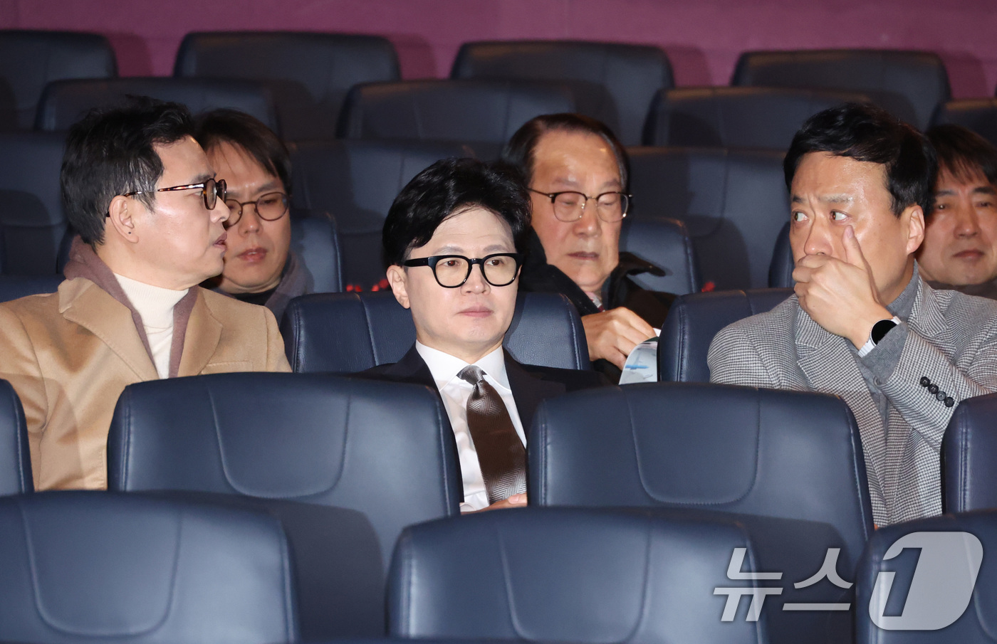 (서울=뉴스1) 신웅수 기자 = 한동훈 전 국민의힘 대표가 28일 서울 영등포구의 한 영화관에서 ‘잊혀진 대통령: 김영삼의 개혁시대’를 관람하기 위해 상영관으로 입장하고 있다. 2 …